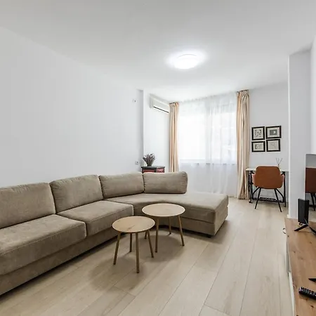 Apartment Sophie Downtown Near Air Albania Stadium *